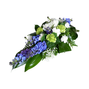 En blomstergirland med blå, vita och gröna blommor arrangerade med gröna blad.